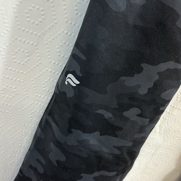 Fabletics on the go high-waisted pocket Capri Grey Camo - Picture 11 of 12